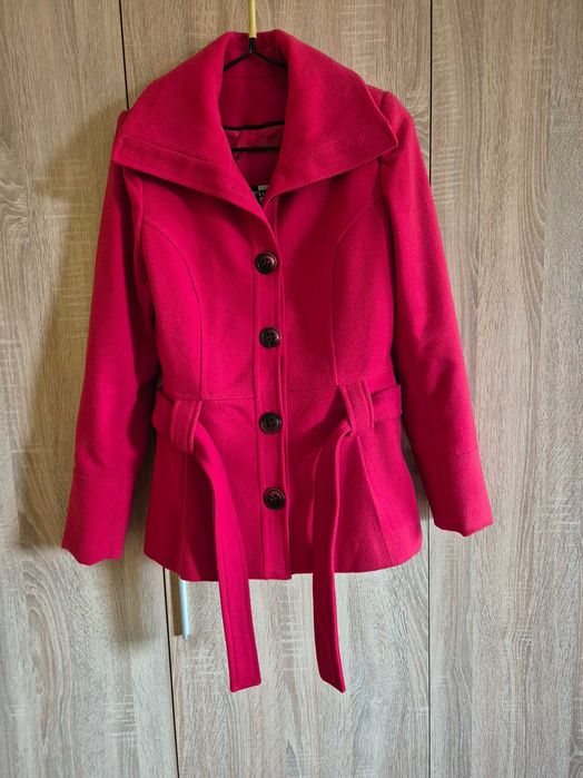 Червено късо палто с колан размер М