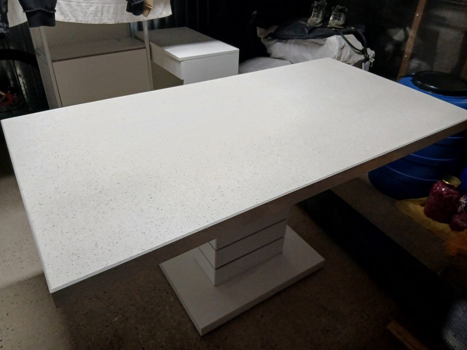 Masă  extensibila  cu blat de granit