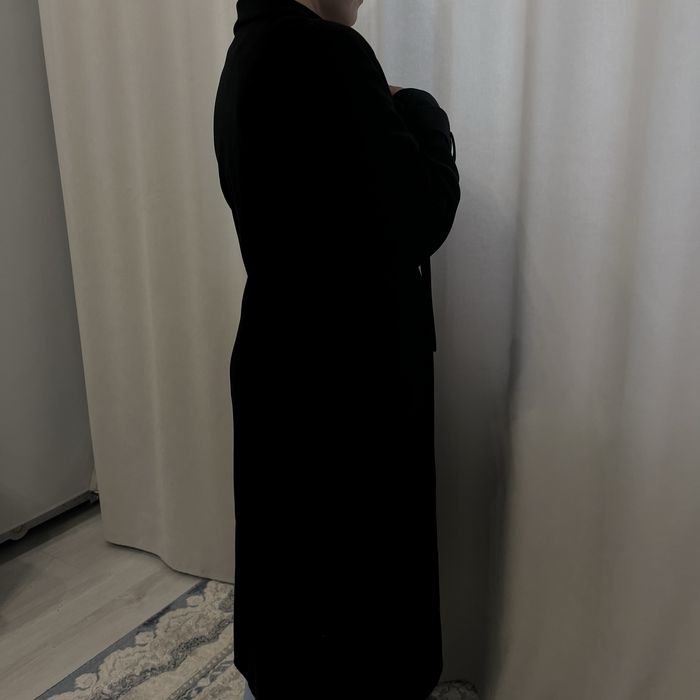 Классическое черное пальто с поясом