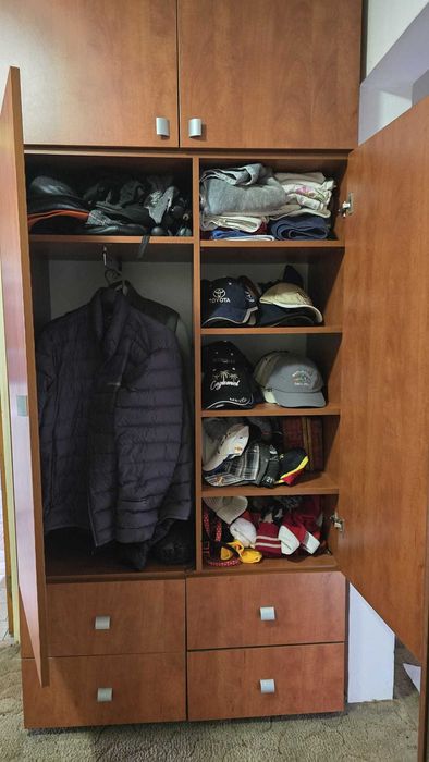 Dulap 2 usi foarte incapator, culoare cires, pal