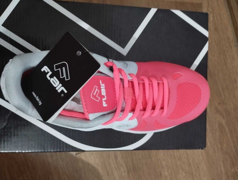 Чисто нови обувки за момиче