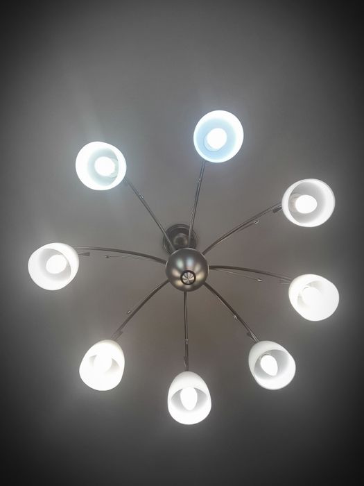 Продам 8- рожковую люстру