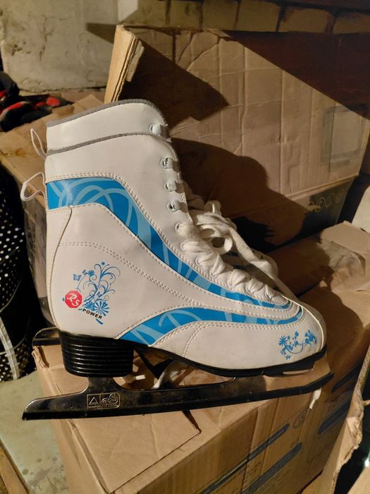 Продам коньки белые