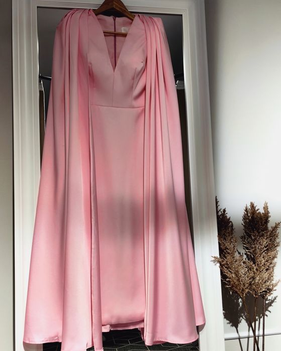 Închiriere / Vânzare Rochie cu capa din crepe satin noua marime.S