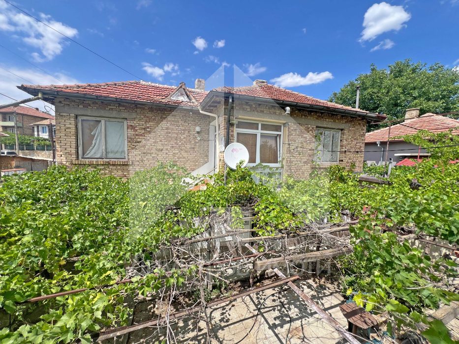 Продава самостоятелна двуетажна къща с двор от 600 м2 и ГАРАЖ. Център!