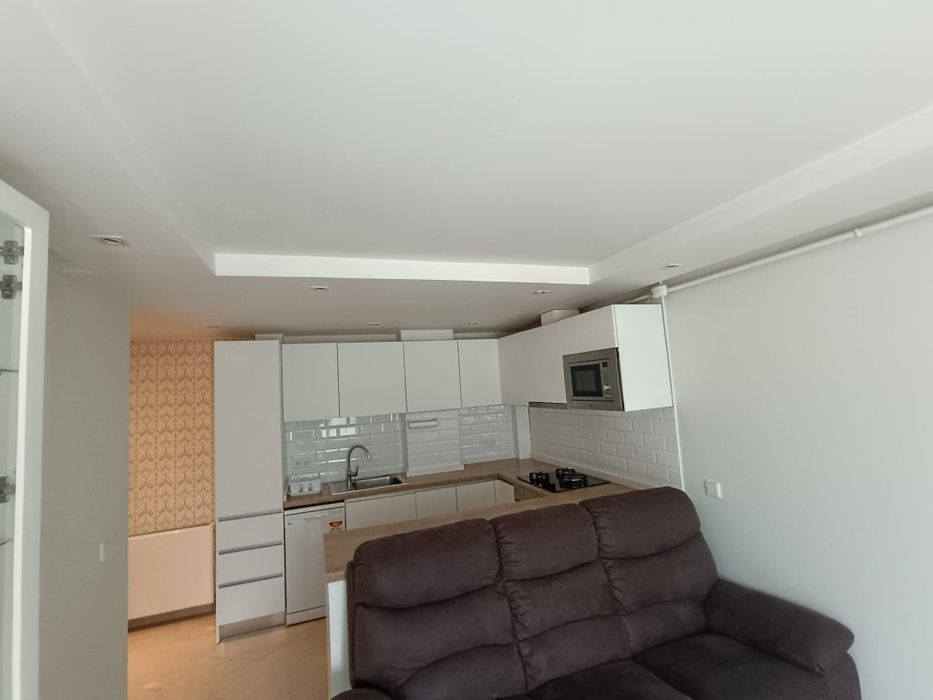 Închiriez apartament cu 2 camere