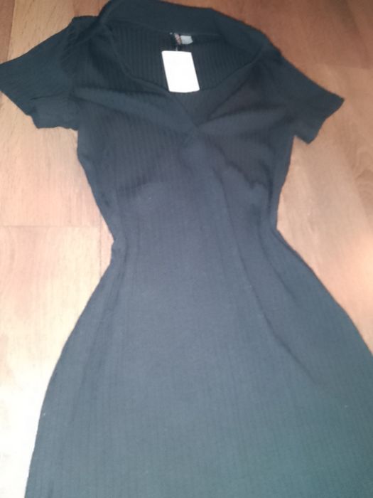 Къса черна рокля по тялото