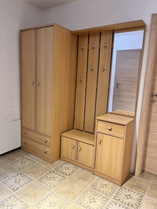 Портманто с два гардероба, закачалки, огледало и шкафчета