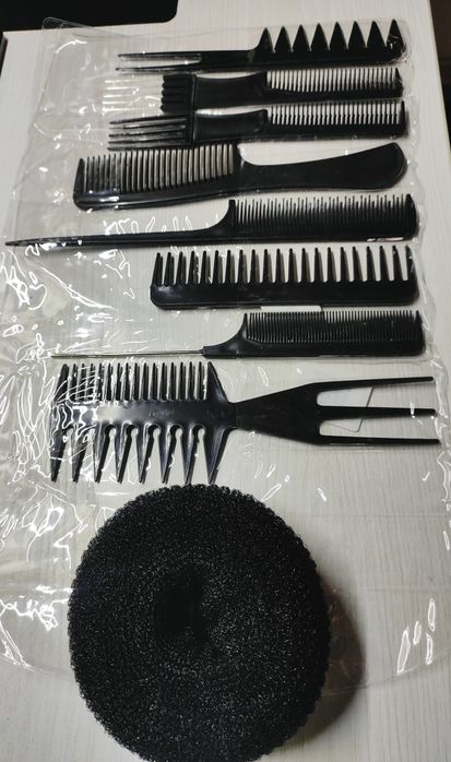 Продаётся парикмахерский набор расчёсок для стрижки,создания причёсок.