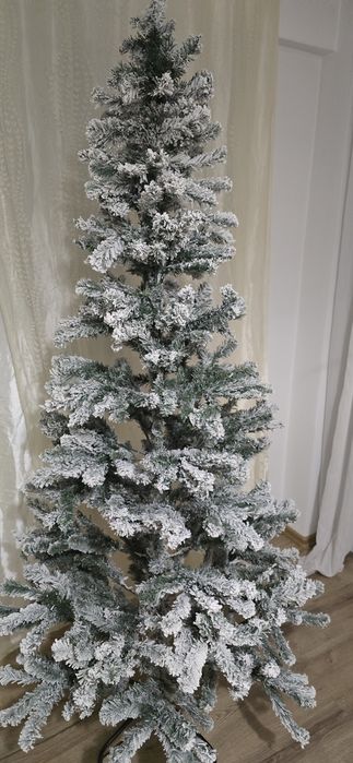 Brad artificial, 210 cm inaltime, nou, in cutie, aspect zapada artificiala, suport inclus