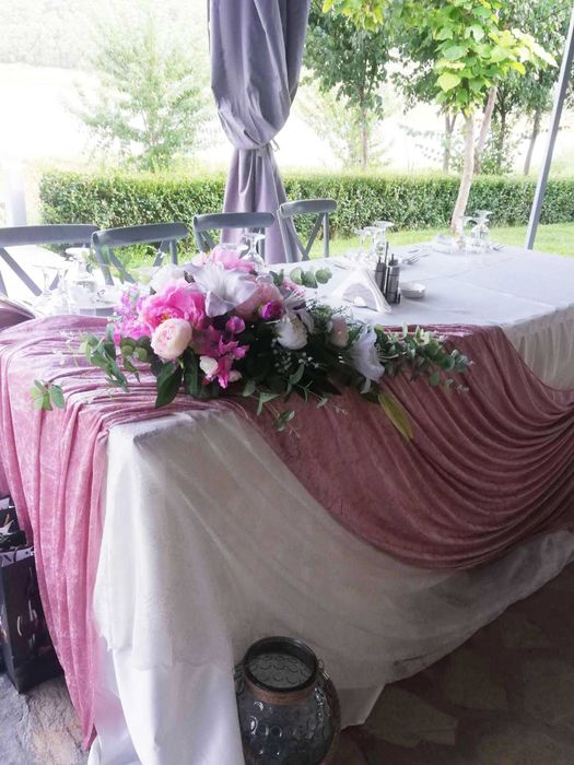 Сватбена декорация- букет за кола рамка за снимки и разпределение маси