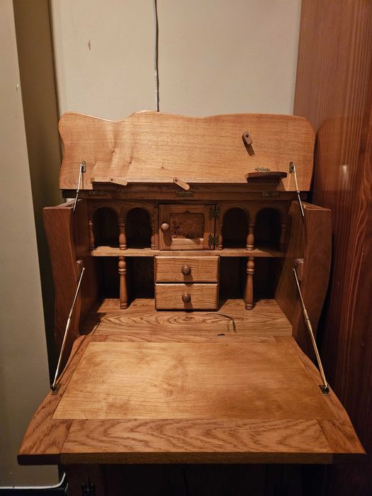 Масивен дървен шкаф