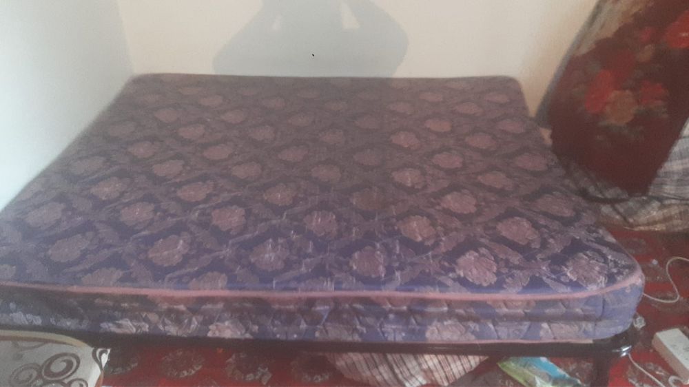 кровать с матрасом