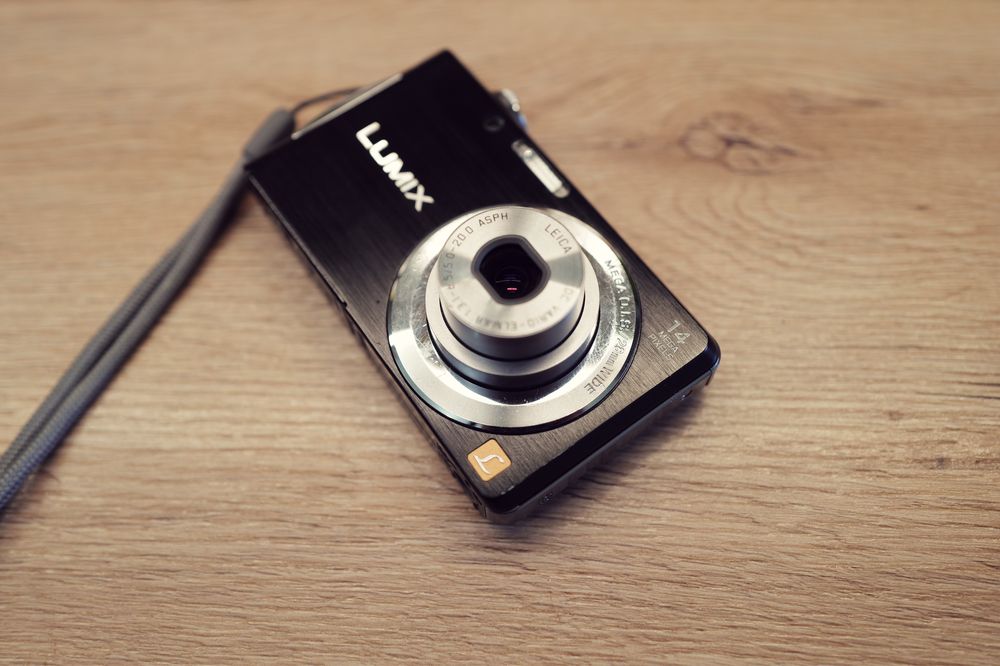 Aparat foto compact Panasonic Lumix cu lentile Leica 14Mp Top