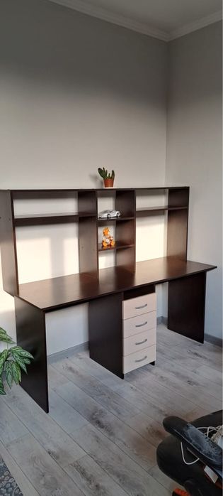 Компьютерный или письменный стол