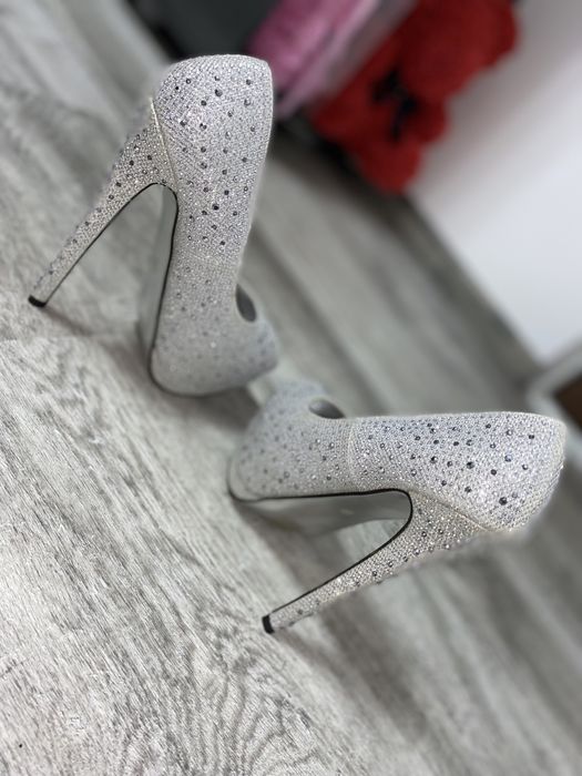 Pantofi cu sclipici si pietricele