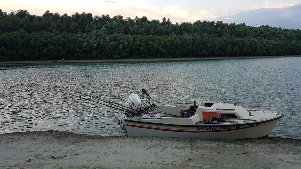 Barca Beneteau semicabinata cu peridoc Ellebi