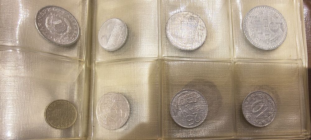 Продавам класьор с марки и монети