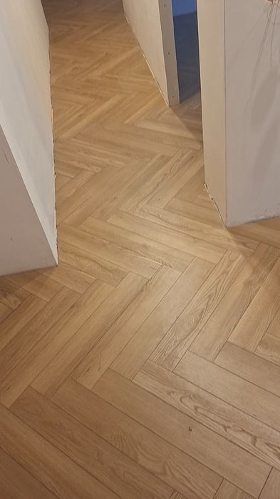 Укладка ломината,плинтуса.