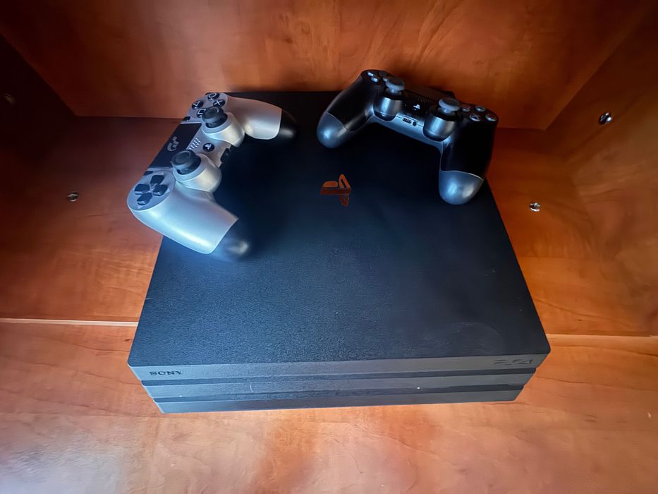Consolă play station 4 + stație de încărcare și 2 controlere
