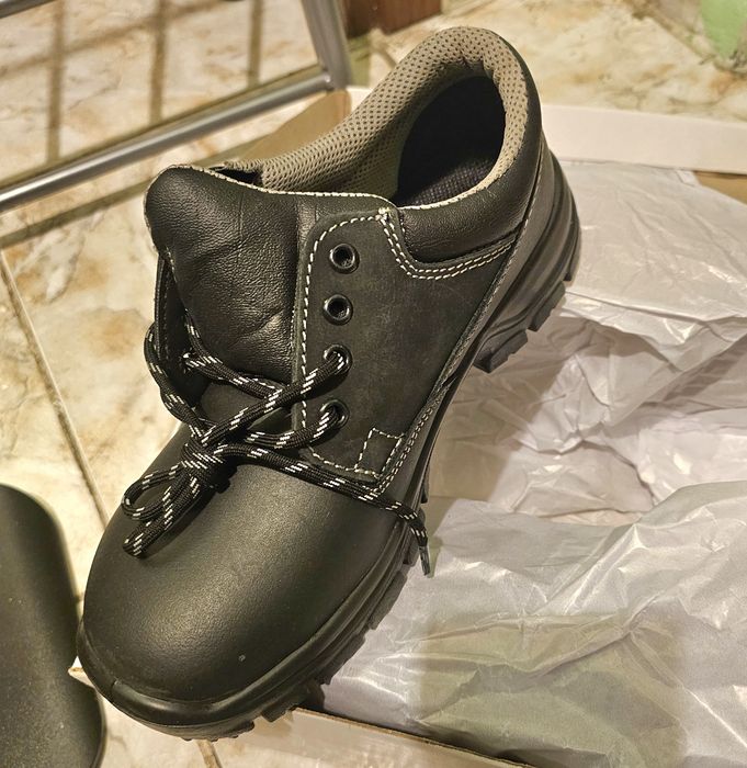 Pantofi de protectie cu bombeu metalic, piele, negru