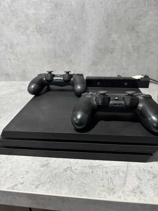 PlayStation 4 Pro 1TB + 2 controllere + Motion Sensor (PS Camera)