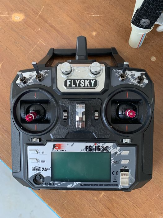 Лодка за захранка със сонар