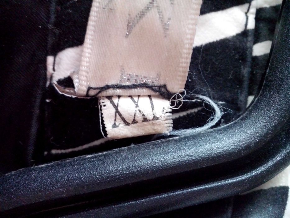 Продавам комплект дамски къс шлифер и обувки на токчета.