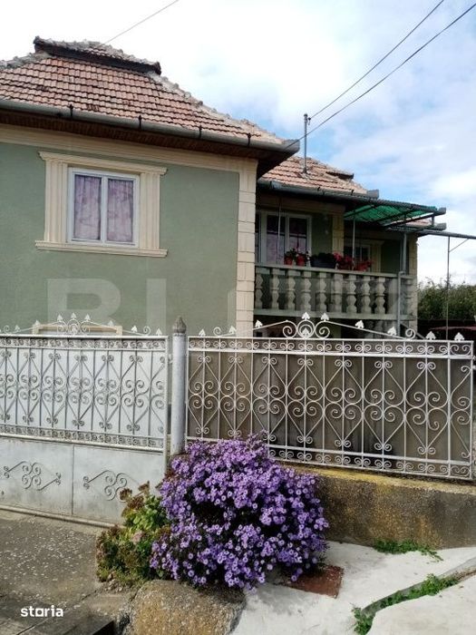 Casa de vanzare, 200 mp, zona Lopadea Noua