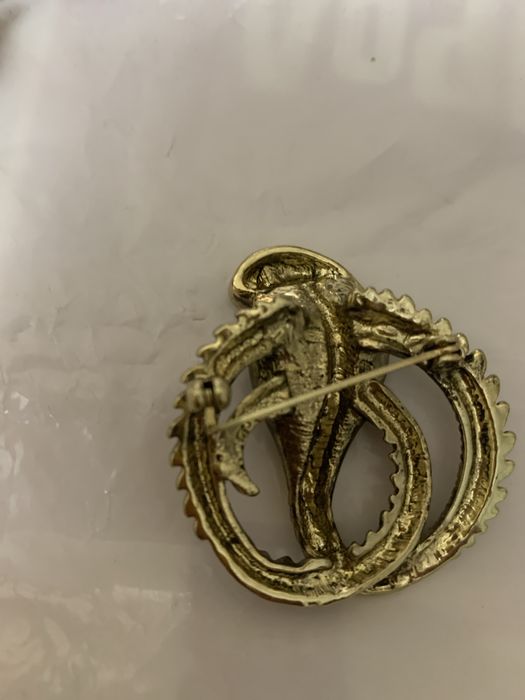 Продаю серьги российской фирмы Jenavi броши ,часы позолоченные женские