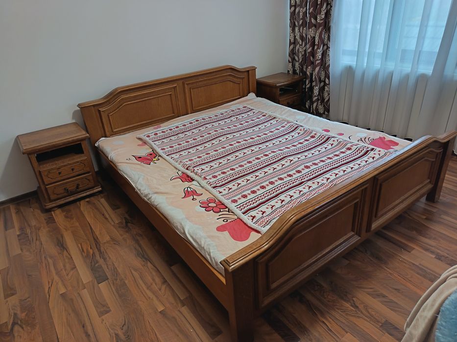 Dulap și pat lemn  masiv cu două noptiere in stare foarte buna