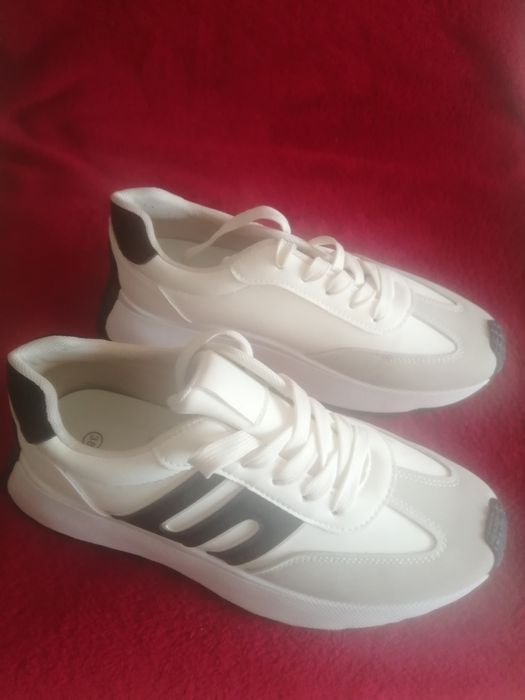 Маратонки нови, номер 38,дамско, черно-бели