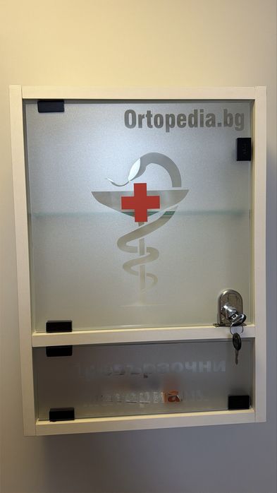 Аптечка за стена с ключалка