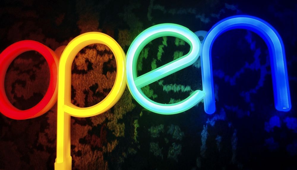 Reclama luminoasă OPEN.