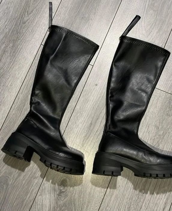 Cizme negre tip combat, talpă groasă, stare foarte bună