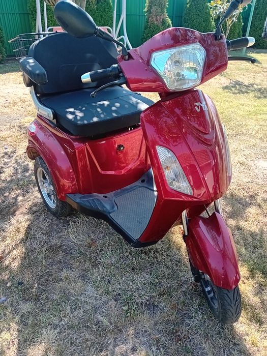 Motor electric pe 3 roti