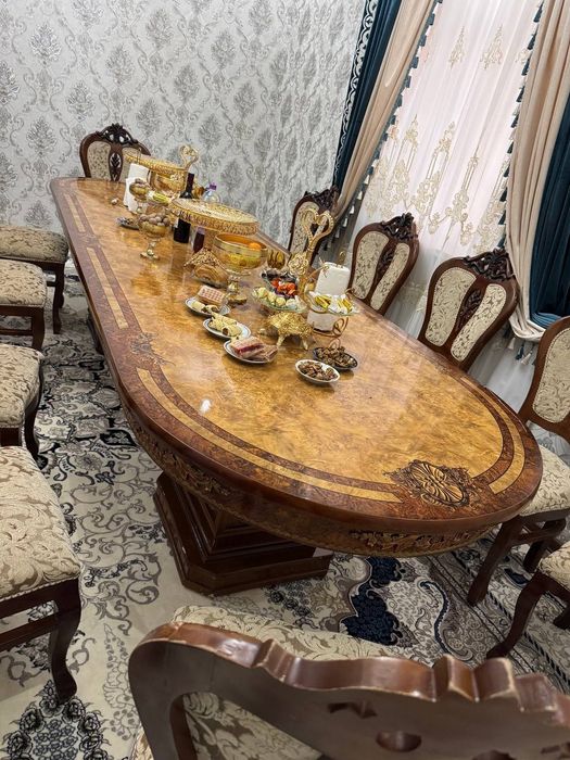 Стол и стулья для гостинной