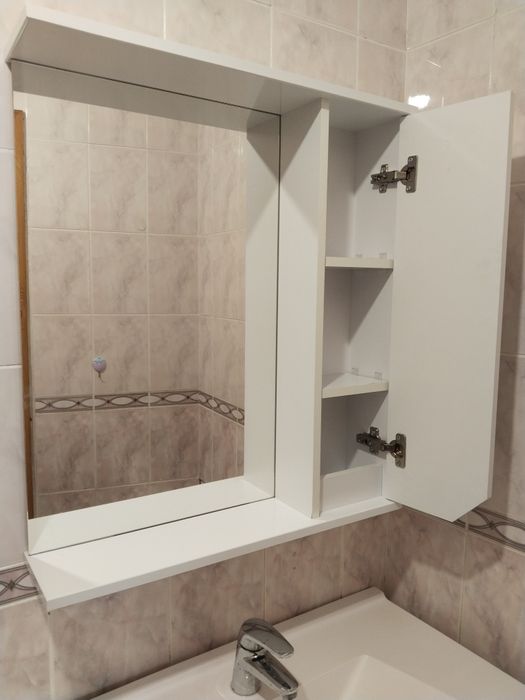 Раковина с тумбой и зеркало