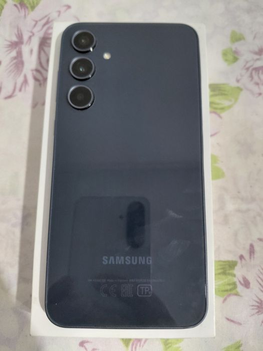 Телефон Самсунг А35.