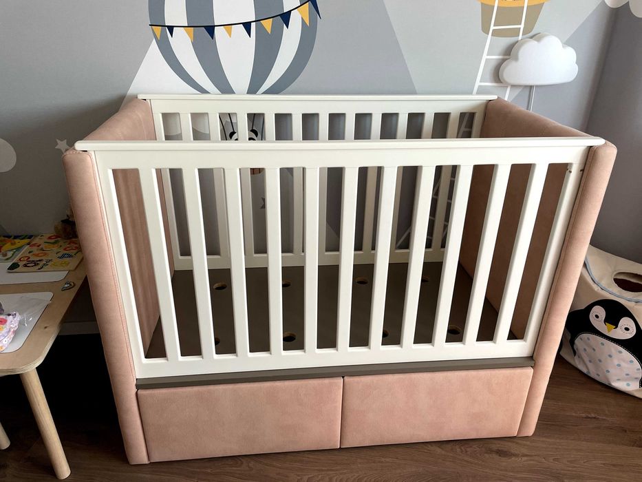 Луксозна дървена бебешка кошара с чекмеджета – розова