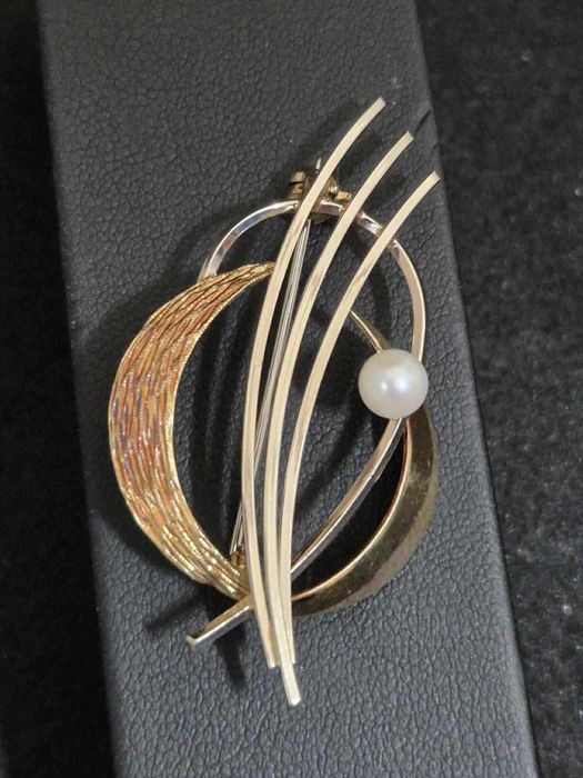 Златна брошка с естествена перла - 4.84гр