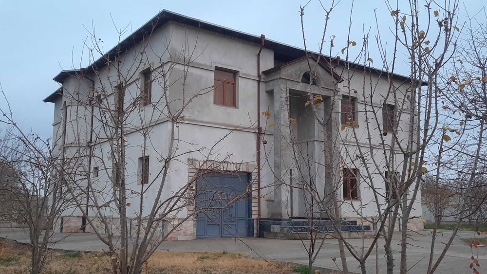 Богот тумани "Октепа" махалласида 2400 кв.м ховли жой сотилади.