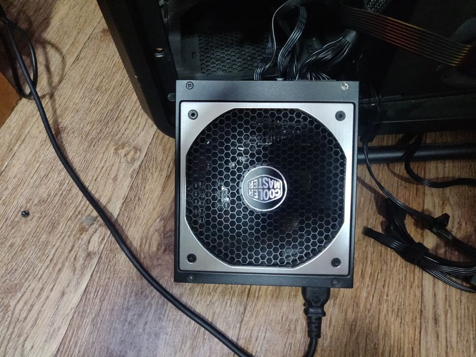 Продаю блок питания cooler master v1000
