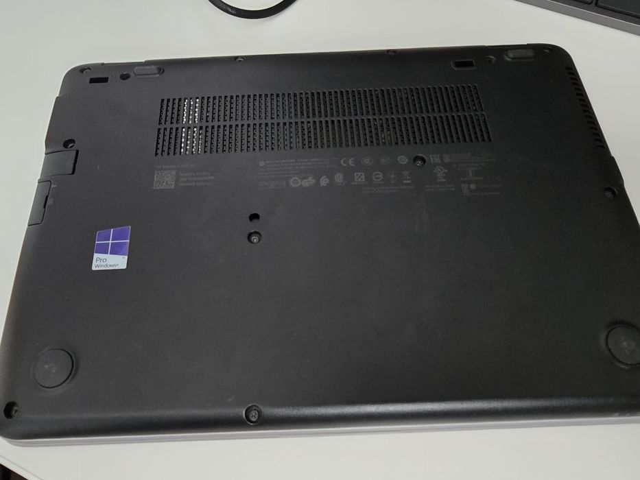 Vând laptop HP 820 G3 i5-6300U 8 Gb Ram 128 Gb SSD+500 Gb Hdd