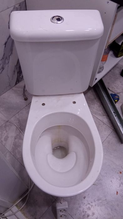 Унитаз с крышкой