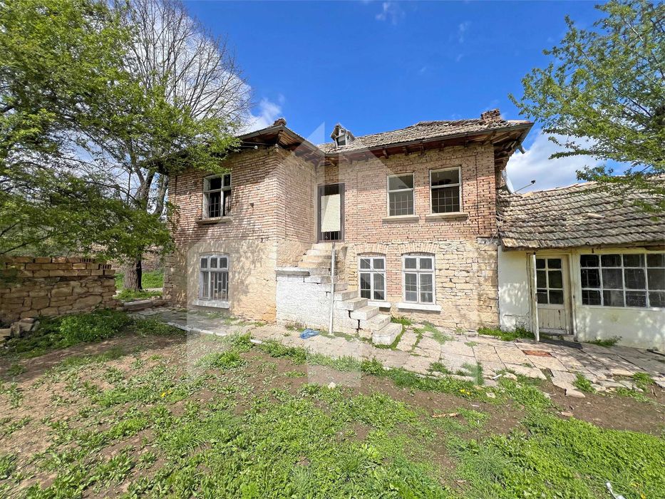Продава тухлена селска къща в с. Мировци (общ. Нови пазар, обл. Шумен)