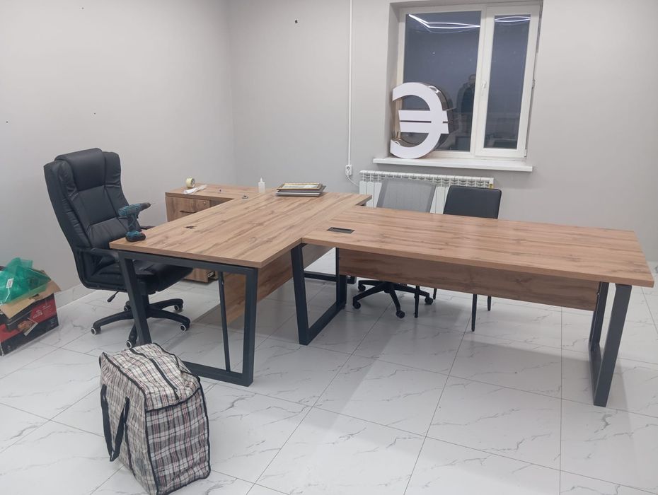 Офисные столы и стулья, диван