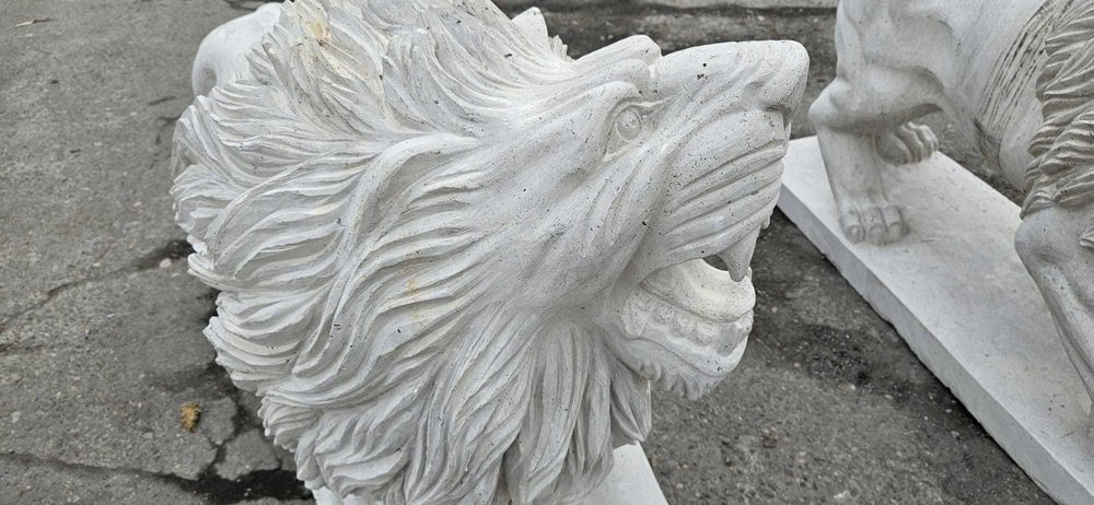 Statuie de leu din travertin masiv