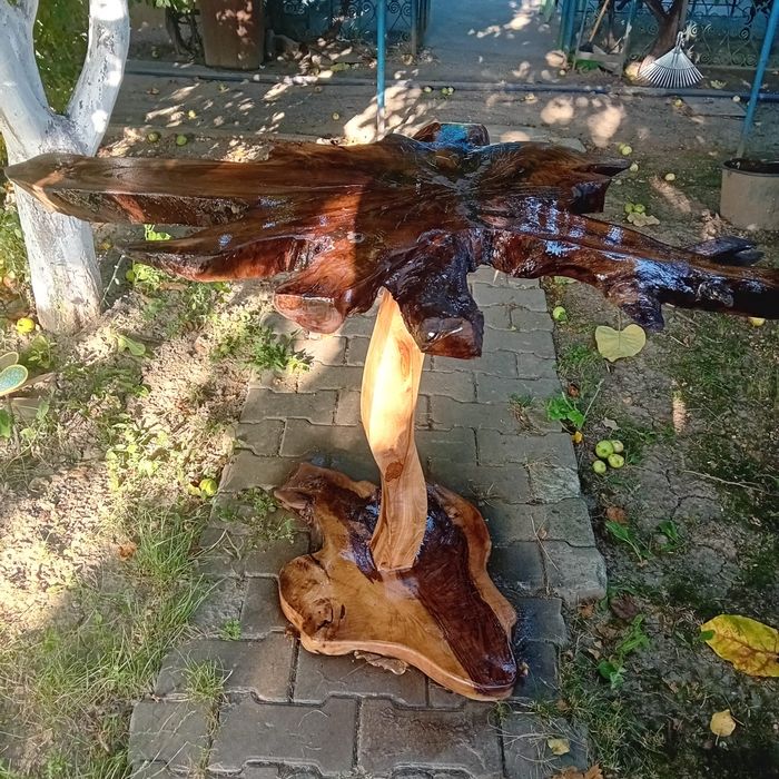 Masa din rădăcină secționata din lemn de nuc
