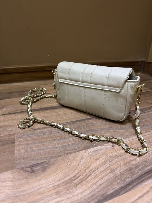 Малка бяла чанта през рамо